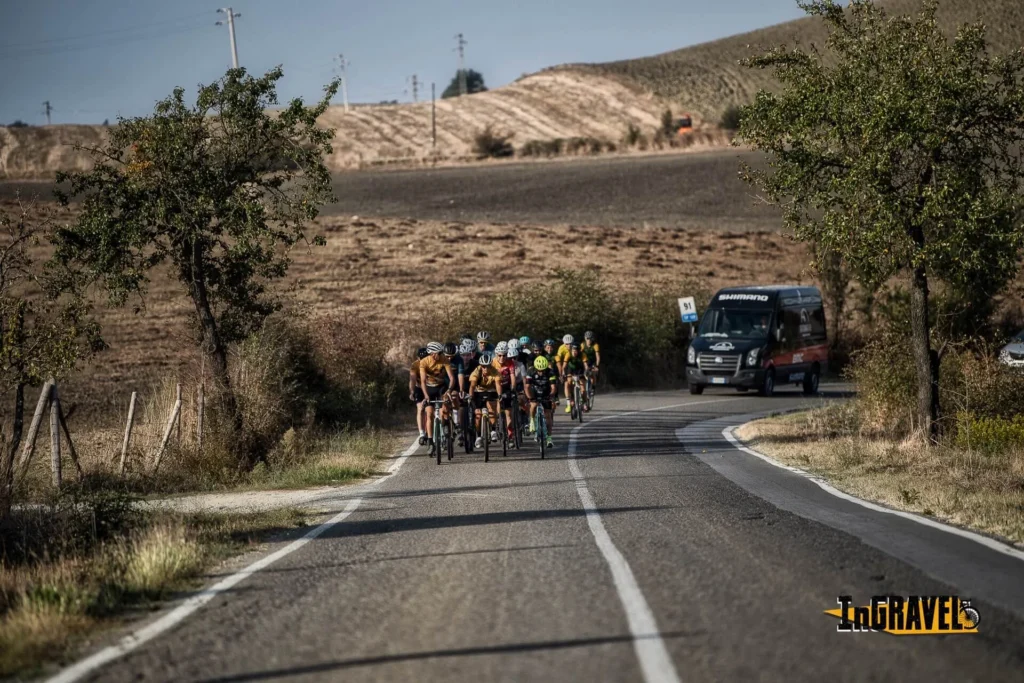 Gruppo di ciclisti InGravel sulle strade della Maremma