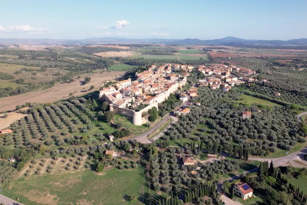 Vista aerea del borgo di Magliano in Toscana